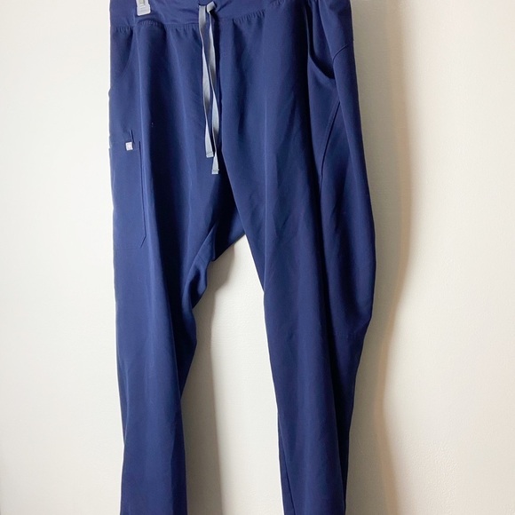 FIGS • Men’s Navy Blue Cargo Scrub Pants Adjustable Tie Hems Size XXL/T - Picture 3 of 6